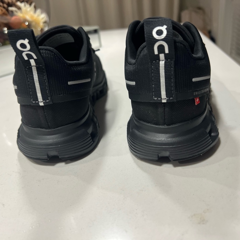 On Running Women’s Black Cloud 6 Waterproof Shoes - Picture 5 of 8